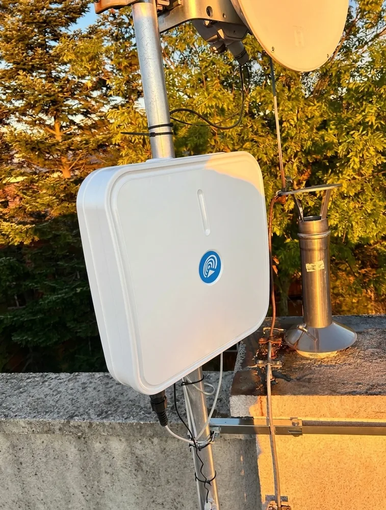 Antena zapasowego łącza radiowego na dachu zakładu - realizacja IQ-Networks